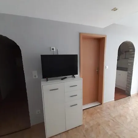 Eva Lange Apartment